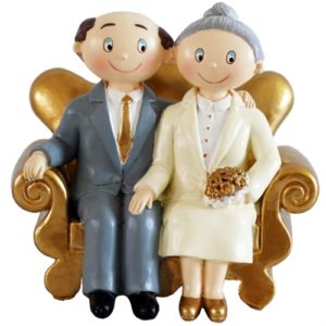 Goldhochzeitspaar-auf-Sofa-Figur-Dekoration-Goldene-Hochzeit-Geschenk-Goldhochzeitsdeko