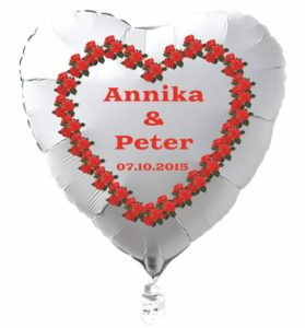 Herzluftballon-in-Weiss-mit-Namen-des-Hochzeitspaares-und-Datum-des-Hochzeitstages-Herz-aus-roten-Rosen